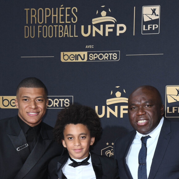 Kylian Mbappé avec son frère Ethan et son père Wilfried au photocall de la 28ème cérémonie des trophées UNFP (Union nationale des footballeurs professionnels) au Pavillon d'Armenonville à Paris, France, le 19 mai 2019. © Coadic Guirec/Bestimage