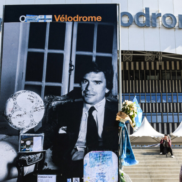 Hommage des Marseillais à Bernard Tapie, le jour de la messe funéraire célébrée à l'église Saint-Germain-des-Près à Paris et deux jours avant ses obsèques dans la cité phocéenne. Le 6 octobre 2021. 