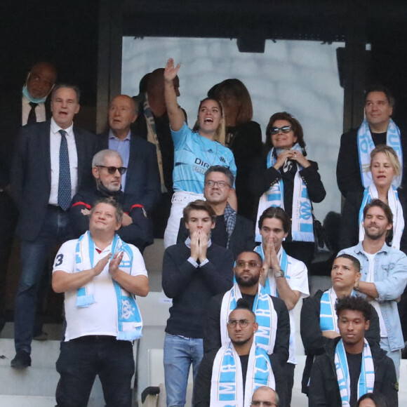 Renaud Muselier, Olivier Mazerolle, Sophie Tapie, Dominique Tapie, Laurent Tapie, Jean-Mathieu Marinetti, Nathalie Michaux-Tapie, Marie-Laure Tapie et les joueurs marseillais de cette saison Cérémonie d'hommage à Bernard Tapie au stade Vélodrome à Marseille, France, le 7 octobre 2021. Bernard Tapie, est décédé le 3 octobre 2021 à l'âge de 78 ans, après un combat de quatre ans avec cancer. © Jacovides-Santini/Bestimage 