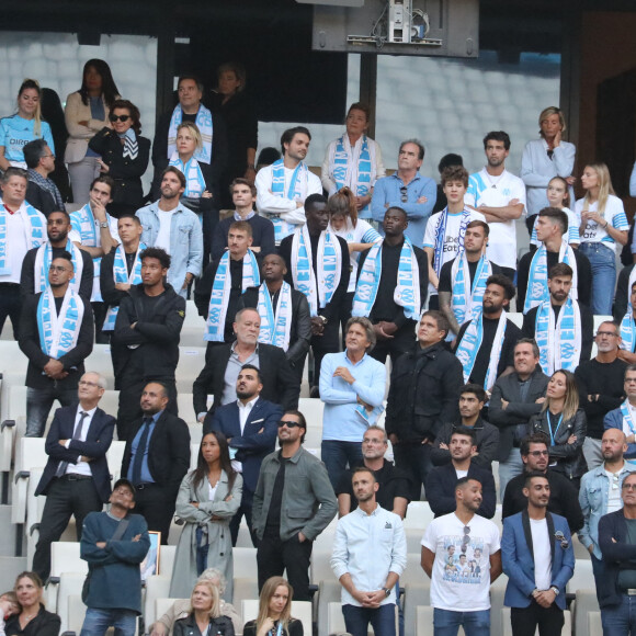 Olivier Mazerolle, Sophie Tapie, Dominique Tapie, Laurent Tapie, Jean-Mathieu Marinetti, Nathalie Michaux-Tapie et Marie-Laure Tapie et les joueurs marseillais de cette saison - Cérémonie d'hommage à Bernard Tapie au stade Vélodrome à Marseille, France, le 7 octobre 2021. Bernard Tapie, est décédé le 3 octobre 2021 à l'âge de 78 ans, après un combat de quatre ans avec cancer. © Jacovides-Santini/Bestimage 