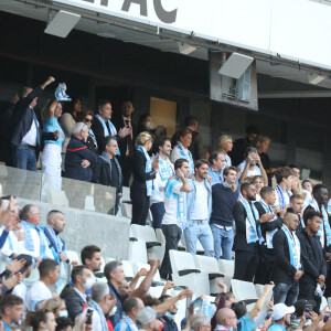 Renaud Muselier, Sophie Tapie, Dominique Tapie, Laurent Tapie, Jean-Mathieu Marinetti, Nathalie Michaux-Tapie et Marie-Laure Tapie et les joueurs marseillais de cette saison - Cérémonie d'hommage à Bernard Tapie au stade Vélodrome à Marseille, France, le 7 octobre 2021. Bernard Tapie, est décédé le 3 octobre 2021 à l'âge de 78 ans, après un combat de quatre ans avec cancer. © Jacovides-Santini/Bestimage