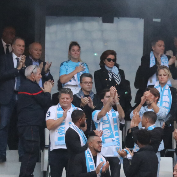 Renaud Muselier, Olivier Mazerolle, Sophie Tapie, Dominique Tapie, Laurent Tapie, Jean-Mathieu Marinetti, Nathalie Michaux-Tapie et Marie-Laure Tapie et les joueurs marseillais de cette saison - Cérémonie d'hommage à Bernard Tapie au stade Vélodrome à Marseille, France, le 7 octobre 2021. Bernard Tapie, est décédé le 3 octobre 2021 à l'âge de 78 ans, après un combat de quatre ans avec cancer. © Jacovides-Santini/Bestimage 