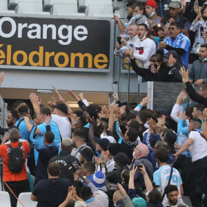 Sophie Tapie avec les supporters de l'OM - Cérémonie d'hommage à Bernard Tapie au stade Vélodrome à Marseille, France, le 7 octobre 2021. Bernard Tapie, est décédé le 3 octobre 2021 à l'âge de 78 ans, après un combat de quatre ans avec cancer. © Jacovides-Santini/Bestimage