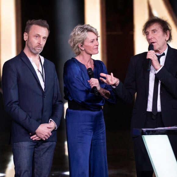 Sophie Davant avec Alain Souchon (Album de l'année "Ames Fifties") et ses fils Pierre Souchon et Ours (Charles Souchon) - 35ème cérémonie des Victoires de la musique à la Seine musicale de Boulogne-Billancourt, le 14 février 2020. © Cyril Moreau/Bestimage