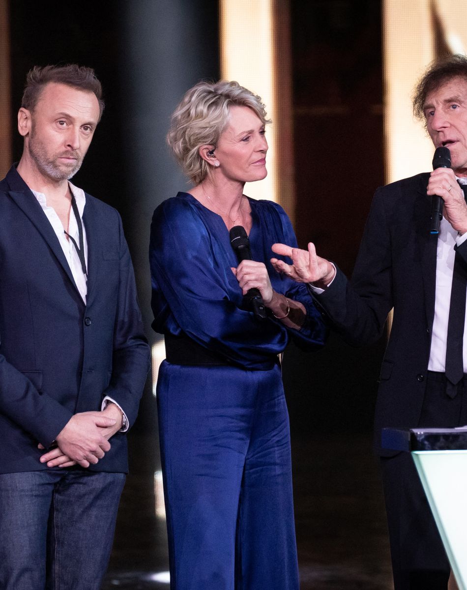 Sophie Davant avec Alain Souchon (Album de l'année "Ames Fifties") et ses fils Pierre Souchon et Ours (Charles Souchon) - 35ème cérémonie des Victoires de la musique à la Seine musicale de Boulogne-Billancourt, le 14 février 2020. © Cyril Moreau/Bestimage