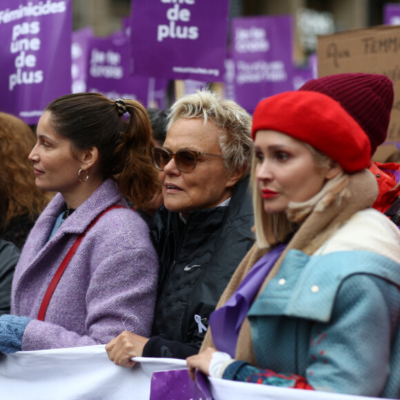 Laurence Rossignol, Laetitia Casta, Muriel Robin et sa compagne Anne Le Nen , Tatiana-Laurence Delarue - De nombreuses artistes et personnalités marchent contre les violences sexistes et sexuelles (marche organisée par le collectif NousToutes) de place de l'Opéra jusqu'à la place de la Nation à Paris le 23 Novembre 2019 © Cyril Moreau / Bestimage 