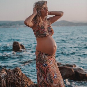 Hillary (Les Ch'tis) enceinte : elle annonce avoir le nombre de kilos pris pendant sa grossesse.