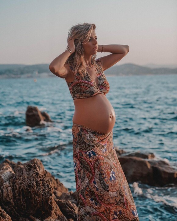 Hillary (Les Ch'tis) enceinte : elle annonce avoir le nombre de kilos pris pendant sa grossesse.