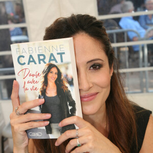 Fabienne Carat (enceinte) lors du 33ème salon du livre de Cosne-sur-Loire le 18 septembre 2021.