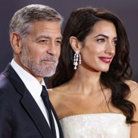 Amal Clooney : Accident sur le tapis rouge, George vole à sa rescousse !