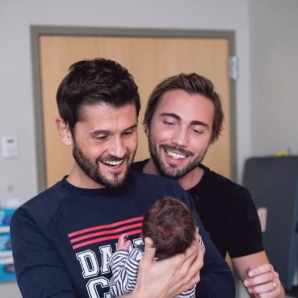 Christophe Beaugrand évoque la naissance de son fils Valentin et la mère-porteuse Whitney dans "La Maison des maternelles", le 11 octobre 2021, sur France 2