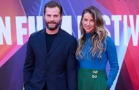 Jamie Dornan fou de sa femme Amelia sur le tapis rouge, Caitriona Balfe déesse dorée pour "Belfast"