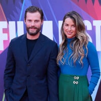 Jamie Dornan fou de sa femme Amelia sur le tapis rouge, Caitriona Balfe déesse dorée pour "Belfast"