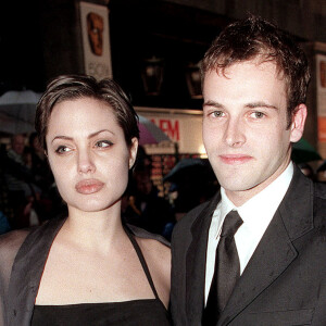 Angelina Jolie et son ex-mari Jonny Miller aux BAFTA Awards en avril 1998.