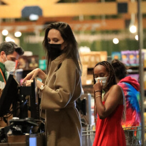 Exclusif - Angelina Jolie et sa fille Zahara font leurs courses dans un supermarché à West Hollywood le 18 septembre 2021.
