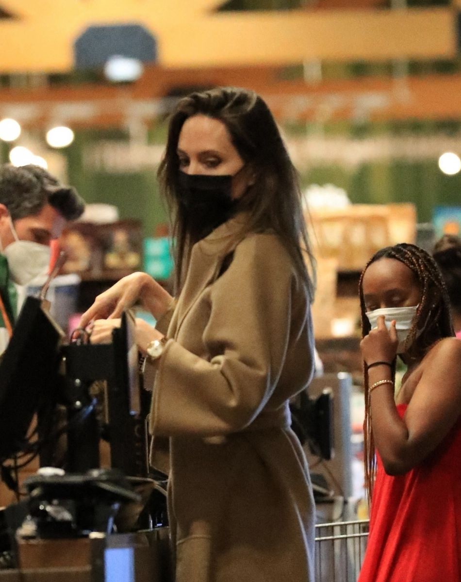 Exclusif - Angelina Jolie et sa fille Zahara font leurs courses dans un supermarché à West Hollywood le 18 septembre 2021.