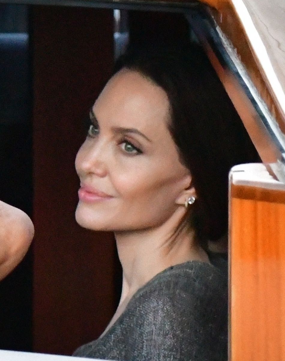Angelina Jolie et l'artiste français JR vont au restaurant en bateau-taxi à Venise.