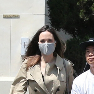 Exclusif - Angelina Jolie est allée faire du shopping avec Zahara et Pax au Nordstrom dans le quartier de The Grove à Los Angeles, le 13 juillet 2021.
