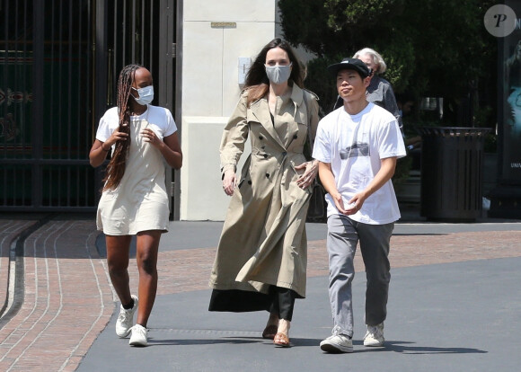 Exclusif - Angelina Jolie est allée faire du shopping avec Zahara et Pax au Nordstrom dans le quartier de The Grove à Los Angeles, le 13 juillet 2021.
