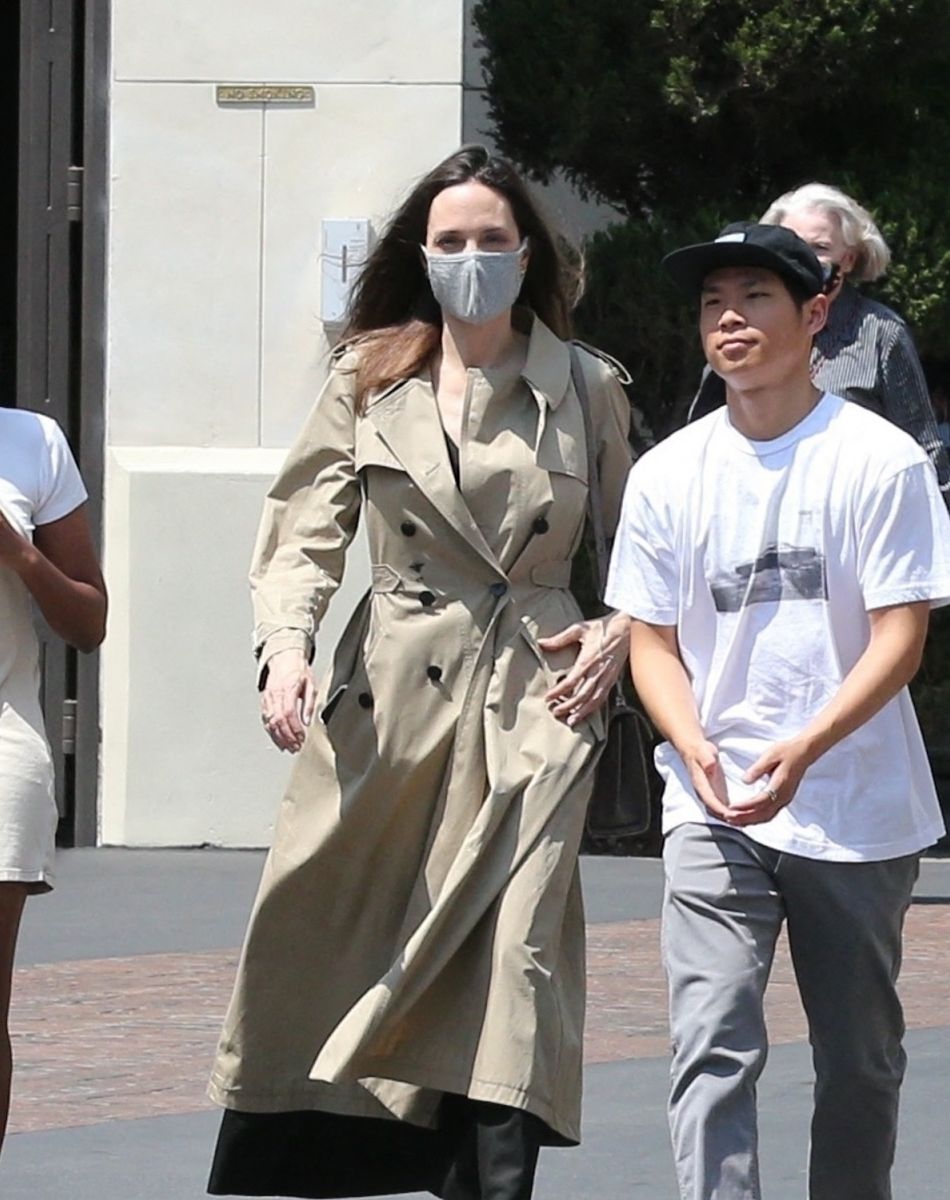 Exclusif - Angelina Jolie est allée faire du shopping avec Zahara et Pax au Nordstrom dans le quartier de The Grove à Los Angeles, le 13 juillet 2021.