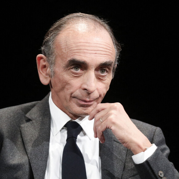 Le polémiste français Eric Zemmour et Michel Onfray, philosophe, essayiste et polémiste français débattent au palais des congrès, Paris, le 4 octobre 2021.