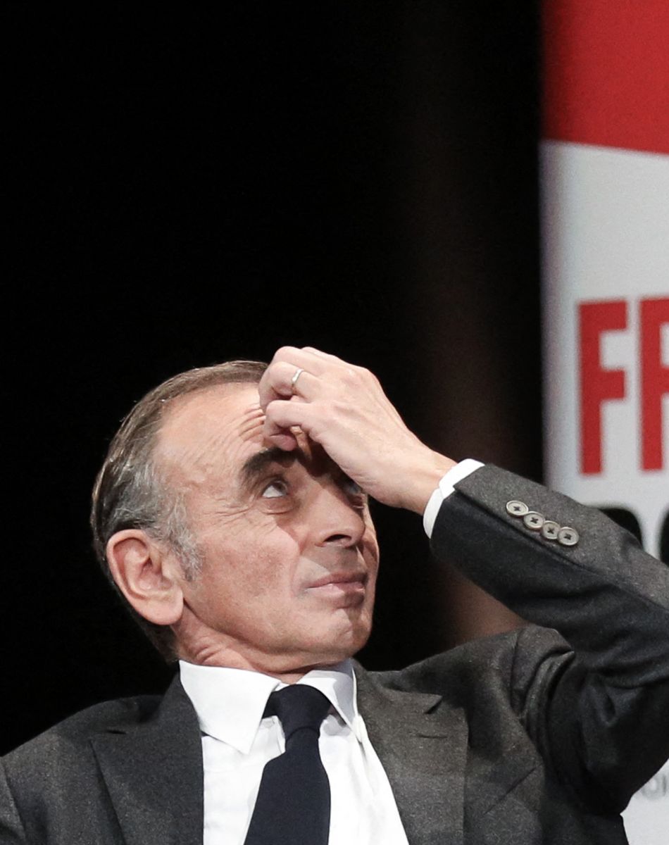 Le polémiste français Eric Zemmour et Michel Onfray, philosophe, essayiste et polémiste français débattent au palais des congrès, Paris, le 4 octobre 2021.