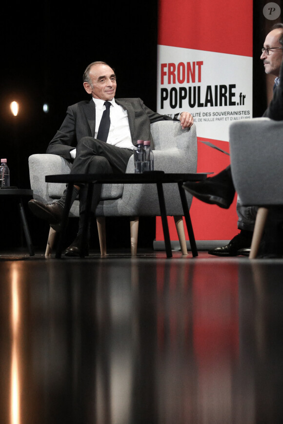 Le polémiste français Eric Zemmour et Michel Onfray, philosophe, essayiste et polémiste français débattent au palais des congrès, Paris, le 4 octobre 2021.