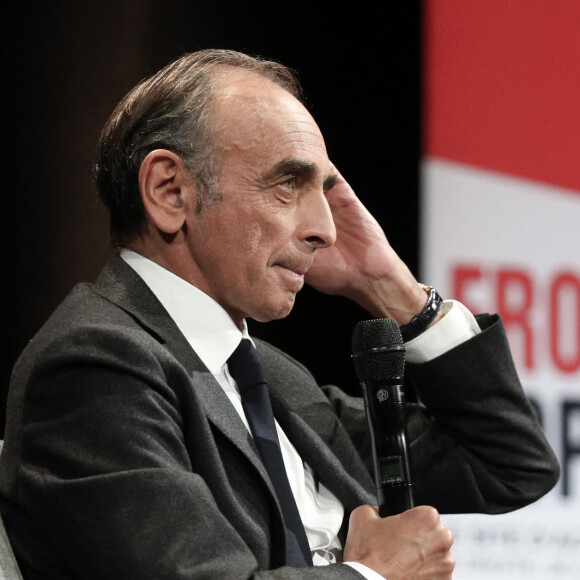 Le polémiste français Eric Zemmour et Michel Onfray, philosophe, essayiste et polémiste français débattent au palais des congrès, Paris, le 4 octobre 2021.