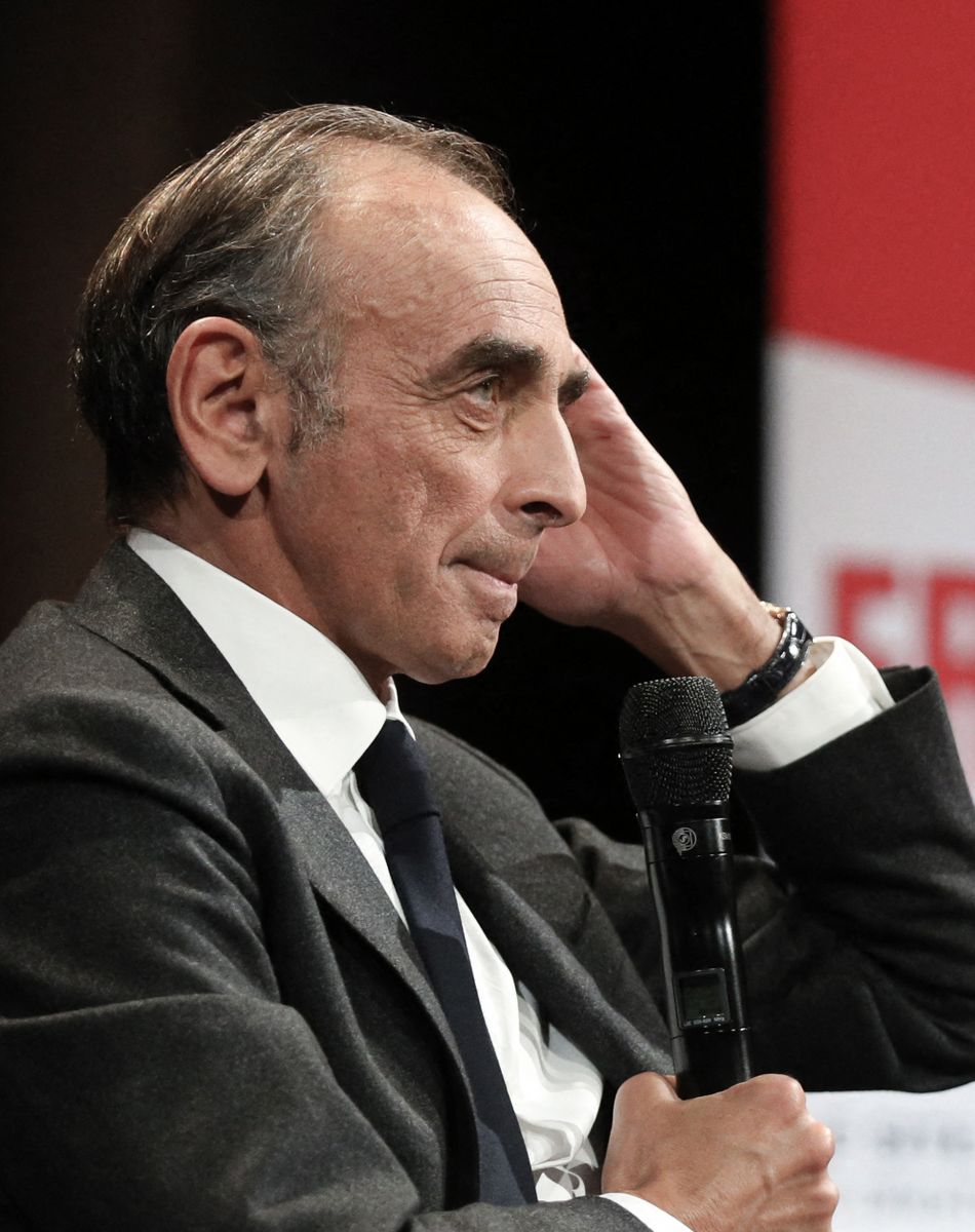 Le polémiste français Eric Zemmour et Michel Onfray, philosophe, essayiste et polémiste français débattent au palais des congrès, Paris, le 4 octobre 2021.
