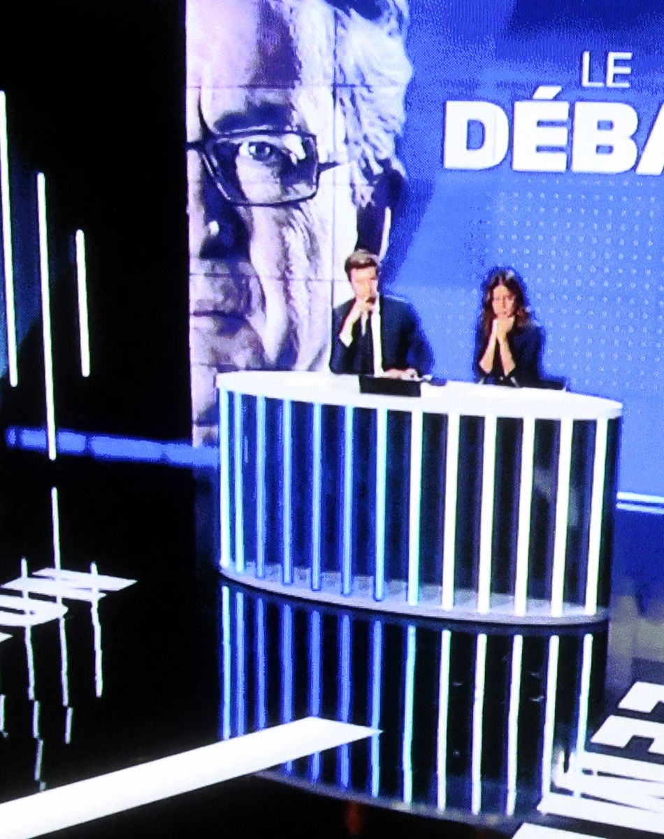 Débat télévisé entre le leader du mouvement de gauche français La France Insoumise (LFI) et candidat à l'élection présidentielle Jean-Luc Mélenchon et le journaliste d'extrême droite français Eric Zemmour, dans les studios de la chaîne française d'information en continu BFMTV, avant l'élection présidentielle française de 2022, Paris, France, le 23 septembre 2021.