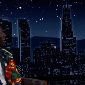 Omar Sy révèle à Jimmy Kimmel qu'il a appris l'anglais en regardant "L'Incroyable Famille Kardashian", une fois installé aux Etats-Unis. Il a d'abord essayé de parfaire son apprentissage en regardant la chaîne d'informations continue CNN mais le débit de parole était trop rapide. L'acteur français était sur le plateau de l'émission "Jimmy Kimmel Live" pour la promotion de la deuxième saison de la série "Arsène Lupin" (Netflix). Los Angeles. Le 15 juin 2021.