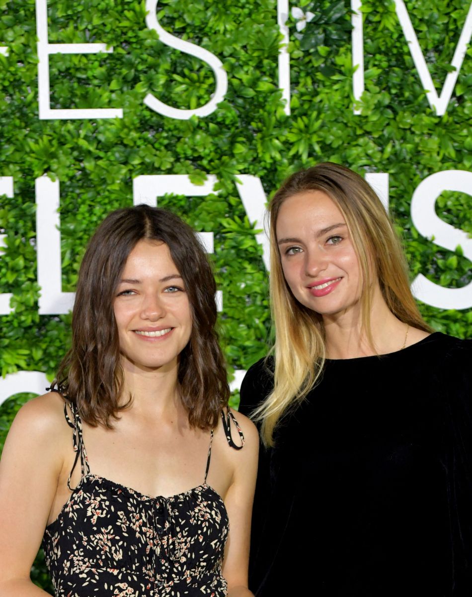 Julie Sassoust et Aurélie Pons pour la série Ici tout commence, sur le photocall du 60eme Festival de Télévision de Monte-Carlo au Grimaldi Forum à Monaco le 20 juin 2021. © Bruno Bebert/Bestimage