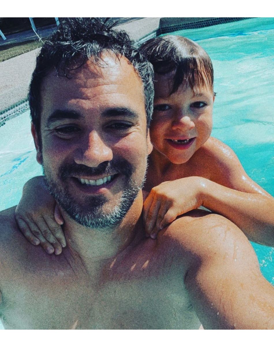 Alex Goude, séparé de son mari Romain Taillandier mais heureux papa du petit Elliot.