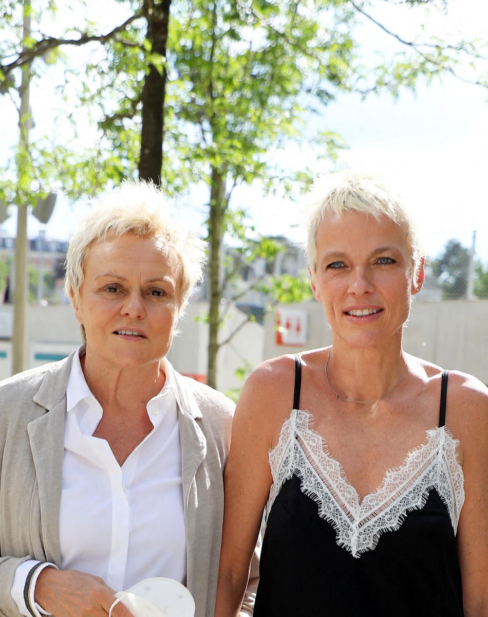 Muriel Robin et sa femme Anne Le Nen dans les allées lors des internationaux de France de Tennis de Roland Garros 2021 à Paris, le 6 juin 2021. © Dominique Jacovides/Bestimage