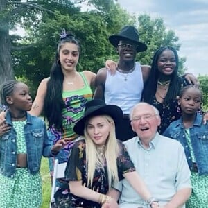 Madonna avec 5 de ses 6 enfants. Photo publiée sur sa page Instagram à l'occasion de la fête des Pères.