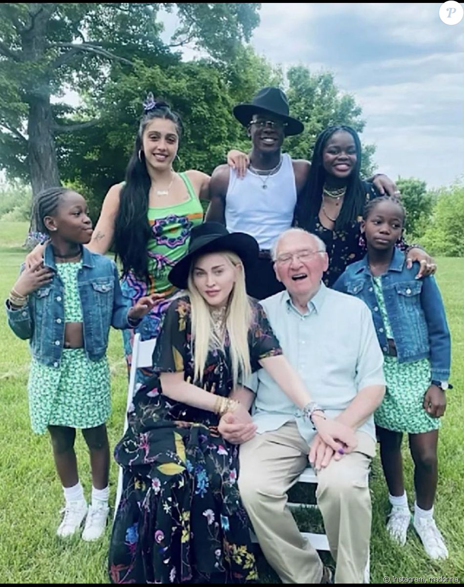 Madonna avec 5 de ses 6 enfants. Photo publiée sur sa page Instagram à l'occasion de la fête des Pères.