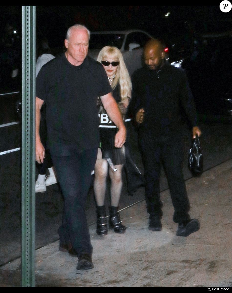 Madonna arrive au "Red Rooster" pour un concert à Harlem, New York, le 11 octobre 2021.