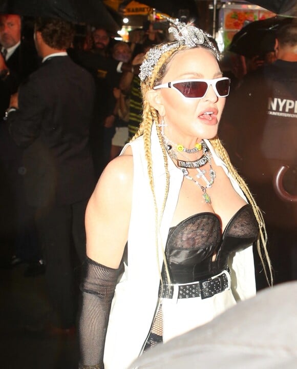 Madonna et son compagnon Ahlamalik Williams arrivent à la première de "Madame X", un documentaire sur la dernière tournée de la chanteuse à New York, le 23 septembre 2021.