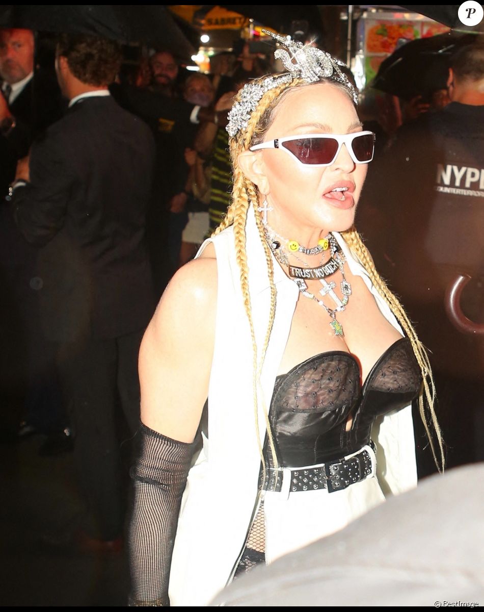 Madonna et son compagnon Ahlamalik Williams arrivent à la première de "Madame X", un documentaire sur la dernière tournée de la chanteuse à New York, le 23 septembre 2021.