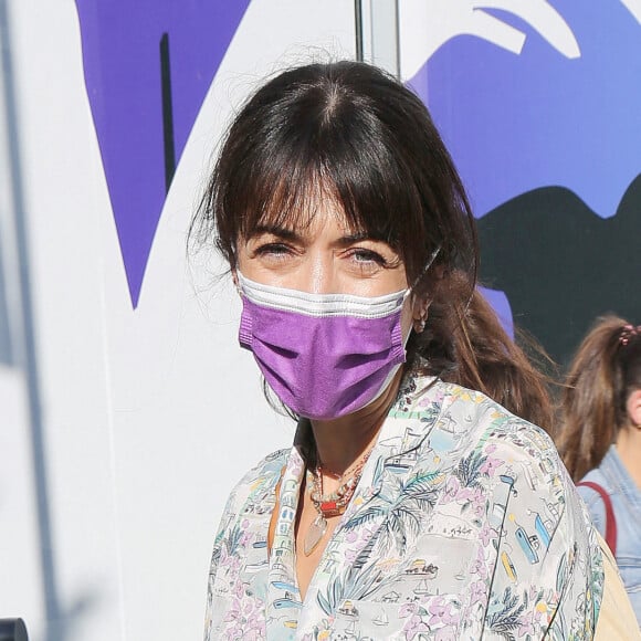 Nolwenn Leroy signe des autographes en quittant les studios de Radio France à Paris, le 10 septembre 2021.