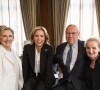 Hillary Clinton, Colin Powell et Madeleine Albright posent avec Téa Leoni sur le tournage de Madame Secretary, le 24 juillet 2018.