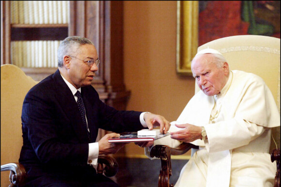Colin Powell face au Pape Jean-Paul II au Vatican