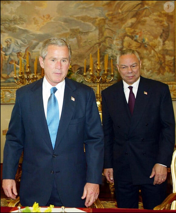 George W. Bush et Colin Powell en 2004 au Vatican