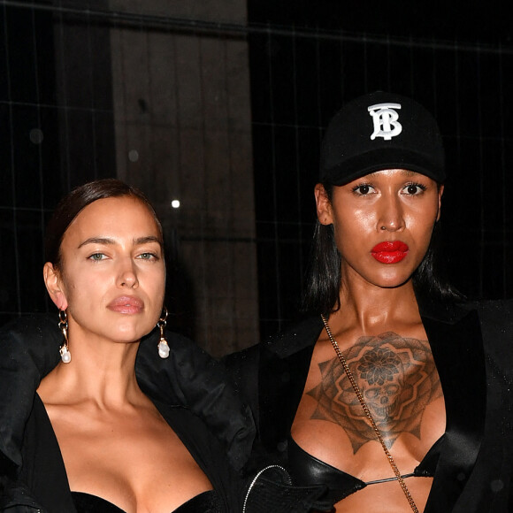 Irina Shayk et Gia Bab à l'exposition de Anne Imhof "Natures Mortes" en partenariat avec Burberry au palais de Tokyo à Paris le 18 octobre 2021. © Veeren / Bestimage