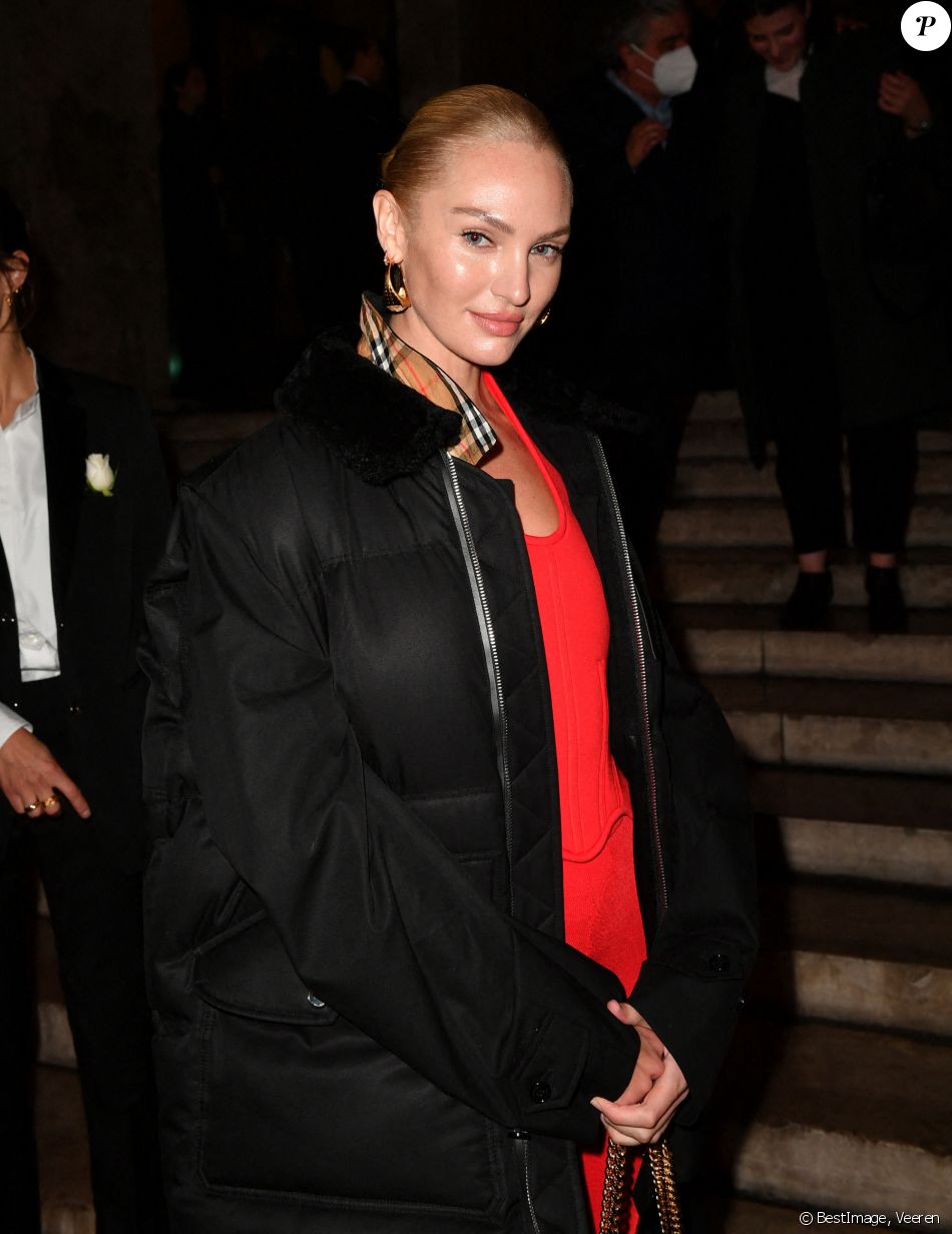 Candice Swanepoel à l'exposition de Anne Imhof Natures Mortes en  partenariat avec Burberry au palais de Tokyo à Paris le 18 octobre 2021. ©  Veeren / Bestimage - Purepeople