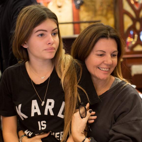 Exclusif - Thylane Blondeau et sa mère Véronika Loubry pendant le petit déjeuner avant de rejoindre le cinéma avant de se rendre à l'avant-première du film "Belle et Sébastien : l'aventure continue" au Gaumont Opéra à Paris, le 29 novembre 2015. © Romuald Meigneux / Bestimage 