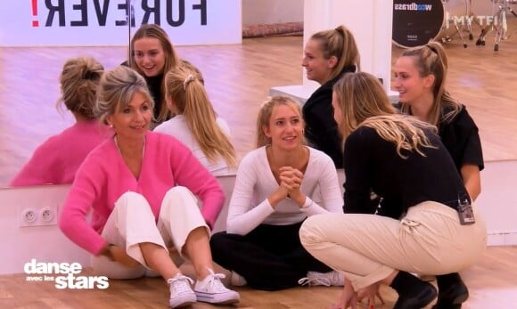 Aurélie Pons reçoit la visite de ses soeurs et de sa maman lors des répétitions pour le prochain prime de "Danse avec les stars 2021"