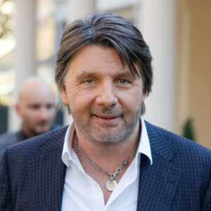 Exclusif - Philippe Lellouche - Sortie des personnalités après le tournage de l'émission "Vivement Dimanche" qui sera diffusée le 24 octobre 2021 au Studio Gabriel à Paris, France, le 14 octobre 2021. © Christophe Clovis / Bestimage