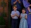 Capture d'écran d'une vidéo inédite de la famille royale dévoilée lors d'un sketch avec le prince William et Stephen Fry, le jeudi 23 avril 2020. A la fin de la vidéo, on a pu voir le prince se réunir avec Kate Middleton et leurs trois enfants, George, Charlotte et Louis devant chez eux pour applaudir le personnel soignant.