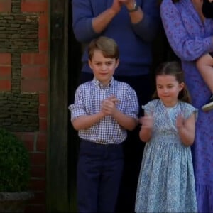 Capture d'écran d'une vidéo inédite de la famille royale dévoilée lors d'un sketch avec le prince William et Stephen Fry, le jeudi 23 avril 2020. A la fin de la vidéo, on a pu voir le prince se réunir avec Kate Middleton et leurs trois enfants, George, Charlotte et Louis devant chez eux pour applaudir le personnel soignant.